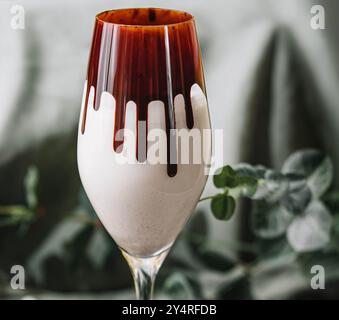 Cocktail au chocolat au lait dans un beau verre Banque D'Images