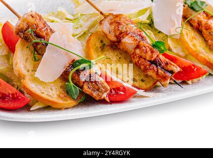 Salade César tendance avec poulet sur brochettes en bois Banque D'Images