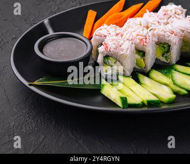 rouleaux de sushi avec bâtonnets de crabe et concombres Banque D'Images