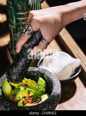 Guacamole dans un mortier avec des copeaux de riz Banque D'Images