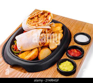 shawarma avec des quartiers de pommes de terre frites et sauce différente Banque D'Images