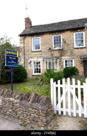 Parkers domaine et agent de location signer à l'extérieur du chalet en pierre sur Woodgreen dans la ville de Witney Oxfordshire Oxford Angleterre KATHY DEWITT Banque D'Images