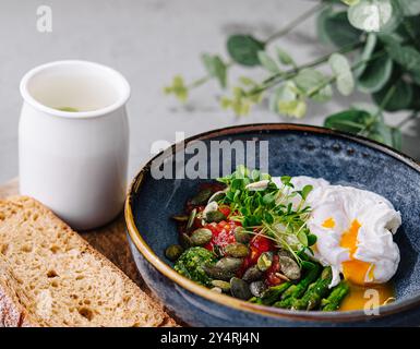 Salade d'asperges, tomates et œuf poché Banque D'Images