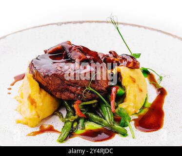 Steak avec purée de pommes de terre et haricots verts Banque D'Images