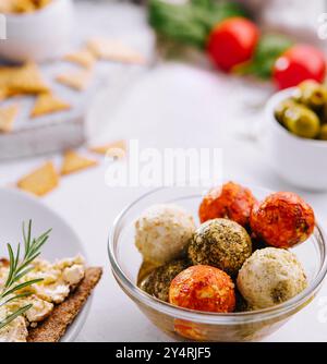 Petites boules de fromage de chèvre roulées dans différentes épices Banque D'Images