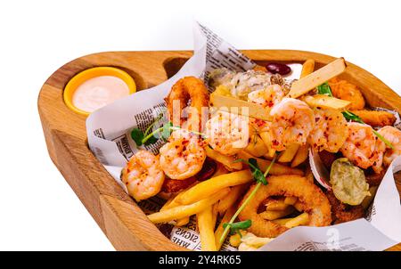 assiette de fruits de mer frits sur plateau en bois Banque D'Images