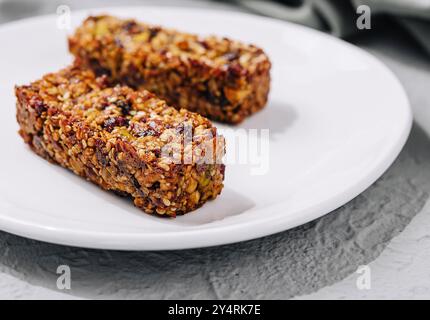 Deux barres granola sur l'assiette en gros plan Banque D'Images