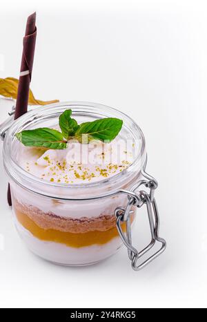 Tiramisu dans un verre avec de la mangue Banque D'Images