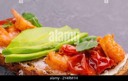 Bruschetta italienne avec crevettes et avocat et tomates Banque D'Images