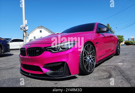 Seattle, WA, USA -19 juillet 2024 : BMW F82 M4 compétition couleur rose vue avant. BMW F82 M4 est la version sport de la voiture BMW. Banque D'Images