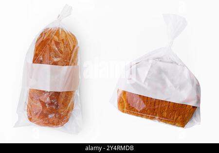 Miche de pain de blé dans des sacs en plastique isolés Banque D'Images