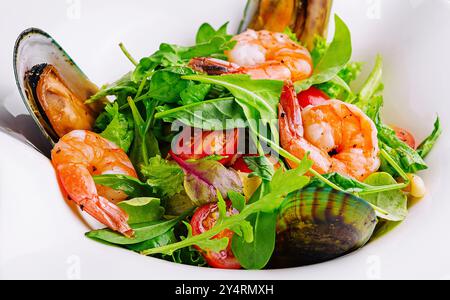 Salade de fruits de mer avec crevettes et moules sur assiette Banque D'Images