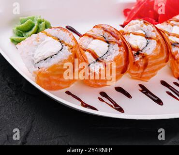 Philadelphia sushi roule sur pierre noire Banque D'Images