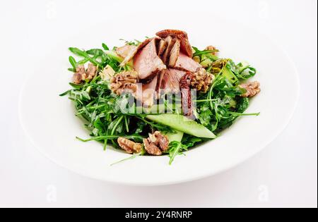 Salade chaude de veau, roquette, concombre avec noix Banque D'Images