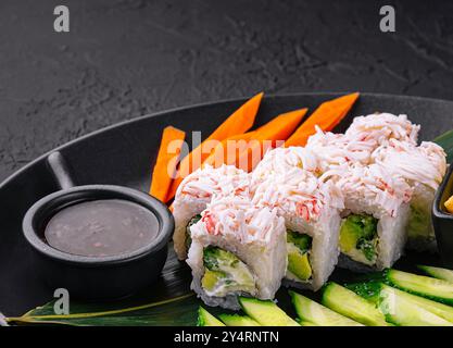 rouleaux de sushi avec bâtonnets de crabe et concombres Banque D'Images