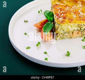 Tarte au saumon et aux épinards sur assiette blanche Banque D'Images