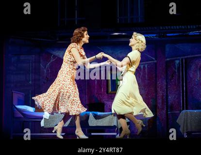 de gauche à droite : Connie Fisher (Ruth), Lucy van Gasse (Eileen) in WONDERFUL TOWN at the Lowry, Salford Quays, Greater Manchester 04/04/2012 a Royal Exchange Theatre / Halle Orchestra / Lowry musique de coproduction : Leonard Bernstein livre : Joseph Fields & Jerome Chodorov paroles : Betty Comden & Adolph Green directeur musical : Mark Elder chorégraphe : Andrew Wright conception : Simon Higlett éclairage : Chris Davey réalisateur : Braham Murray Banque D'Images