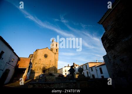 L'historique Iglesia de Santa María de Almocóvar se dresse fièrement contre un ciel crépusculaire à Alcántara, reflétant son riche patrimoine. Banque D'Images