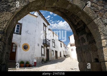 El arco de la muralla de Marvão en Portugal Revela casas blancas y un cielo despejado en un día luminoso. Banque D'Images