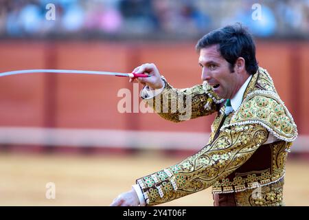 Séville, Espagne, 15 août 2008, Luis de Pauloba se concentre intensément alors qu'il se prépare à affronter un taureau dans la célèbre arène de Séville. Banque D'Images