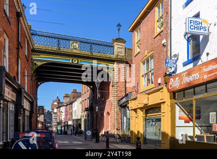 Pont Saint-Pétersgate. Un pont routier transportant Saint-Pétersgate au-dessus de Little Underbank. Stockport, GTR Manchester, Angleterre, Royaume-Uni Banque D'Images