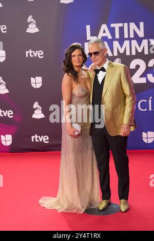 Andrea Bocelli, Veronica Berti assiste au tapis rouge lors de la 24e cérémonie annuelle des Latin GRAMMY Awards à la FIBES le 16 novembre 2023 à Séville, Espagne. Banque D'Images