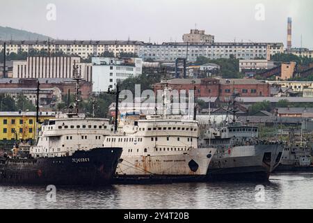 Une vue de la ville portuaire industrielle et militarisée russe de Mourmansk sur la rive nord de la péninsule de Kola, en Russie. Banque D'Images
