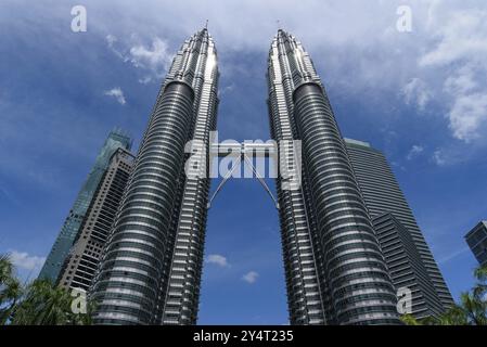 Petronas Twin Towers, les gratte-ciel jumeaux les plus célèbres de Kuala Lumpur, Malaisie, Asie Banque D'Images