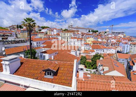 Vue sur la ville et le Tage depuis Miradouro de Santa Luzia, une plate-forme d'observation à Lisbonne, Portugal, Europe Banque D'Images