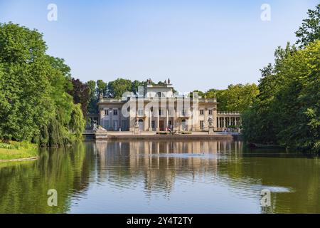 Palais sur l'île, connu sous le nom de Palais des bains, dans le Parc Royal des bains, Varsovie, Pologne, Europe Banque D'Images