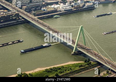 Les navires sur le Rhin passent sous le pont Severin. Navires de charge, navigation intérieure Banque D'Images