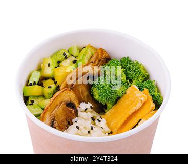 Repas végétalien frais dans un bol avec brocoli, avocat, champignons et riz, isolé sur blanc Banque D'Images