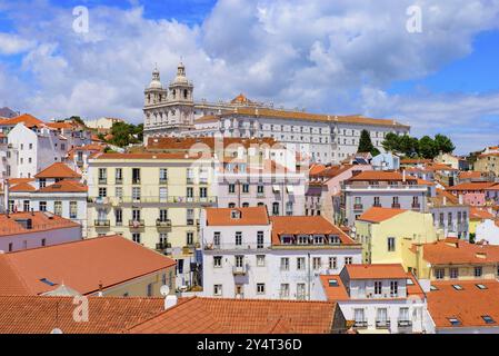 Vue sur la ville et le Tage depuis Miradouro de Santa Luzia, une plate-forme d'observation à Lisbonne, Portugal, Europe Banque D'Images