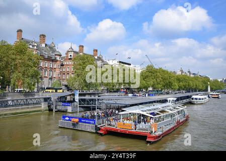 Westminster Millennium Pier sur la rive nord de la Tamise à Londres, Royaume-Uni, Europe Banque D'Images