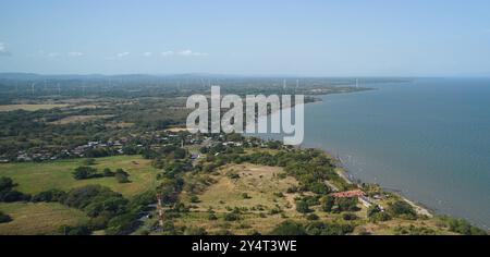 Paysage avec de nombreux moulins à vent vue aérienne drone Banque D'Images