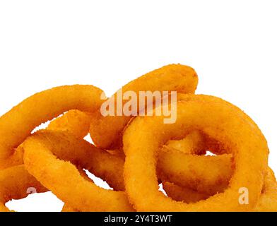 Pile de rondelles d'oignon frites isolées sur fond blanc, parfaites pour les concepts de restauration rapide Banque D'Images