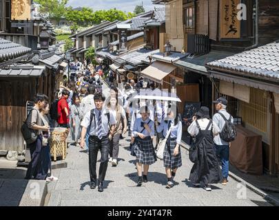 Ancienne Ninenzaka, ou Ninen-zaka, rue piétonne pavée de pierre, Kyoto, Japon, Asie Banque D'Images