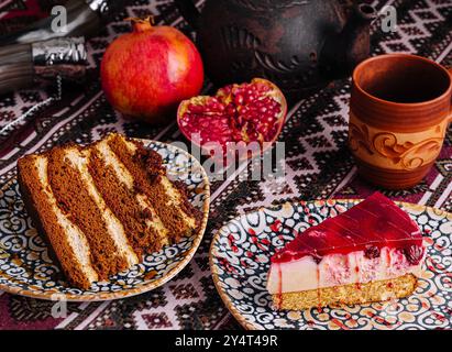 Assortiment de friandises présentées sur une table ornée de motifs ethniques Banque D'Images