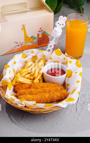 Repas coloré pour enfants avec poulet, frites et jus, accompagné d'une petite voiture jouet Banque D'Images