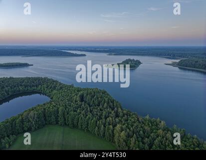 Vue aérienne du lac Wigry et le paysage dans le parc national Wigry dans le nord de la Pologne dans la lumière du soir. Krusznik, Podlaskie, Pologne, Europe Banque D'Images