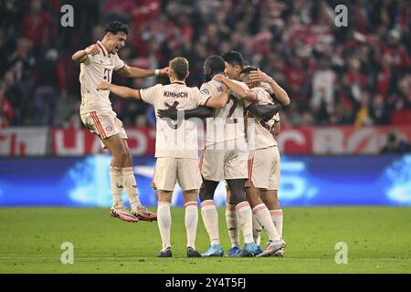 Célébration des buts Aleksandar Pavlovic FC Bayern Muenchen FCB (45) Joshua Kimmich FC Bayern Muenchen FCB (06) Dayot Upamecano FC Bayern Muenchen FCB (02 Banque D'Images