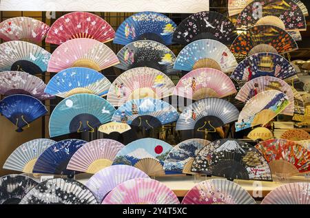 Ventilateurs pliants japonais exposés, Kyoto, Japon, Asie Banque D'Images