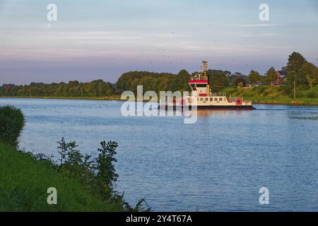 Le ferry du canal de Pillau au au terminal de ferry Sehestedt sur le canal de Kiel. Sehestedt, Schleswig-Holstein, Allemagne, Europe Banque D'Images