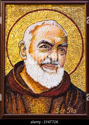 RAVENNE, ITALIE - 12 JUIN 2024 : la mosaïque du Père Pie - Padre Pio - dans l'église de Santa Maria Maddalena Banque D'Images