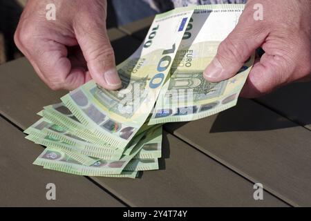 Billets de banque, cent, euro, mains, comptage, un homme compte plusieurs centaines de billets d'euros Banque D'Images