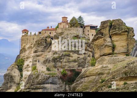 Monastère de Varlaam sur le rocher, le deuxième plus grand monastère orthodoxe oriental dans les Météores, Grèce, Europe Banque D'Images