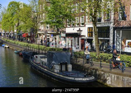 Bâtiments et bateaux le long du canal à Amsterdam, pays-Bas Banque D'Images