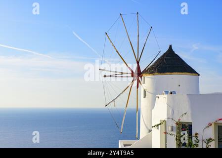 Moulin à vent et bâtiments blancs traditionnels face à la mer Égée à Oia, Santorin, Grèce, Europe Banque D'Images