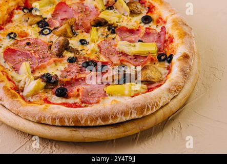 Pizza suprême fraîchement cuite garnie de divers ingrédients sur un fond neutre Banque D'Images