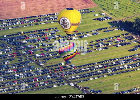 Mongolfiade à Warstein 2017 : montgolfières au lancement de masse dans la soirée Banque D'Images